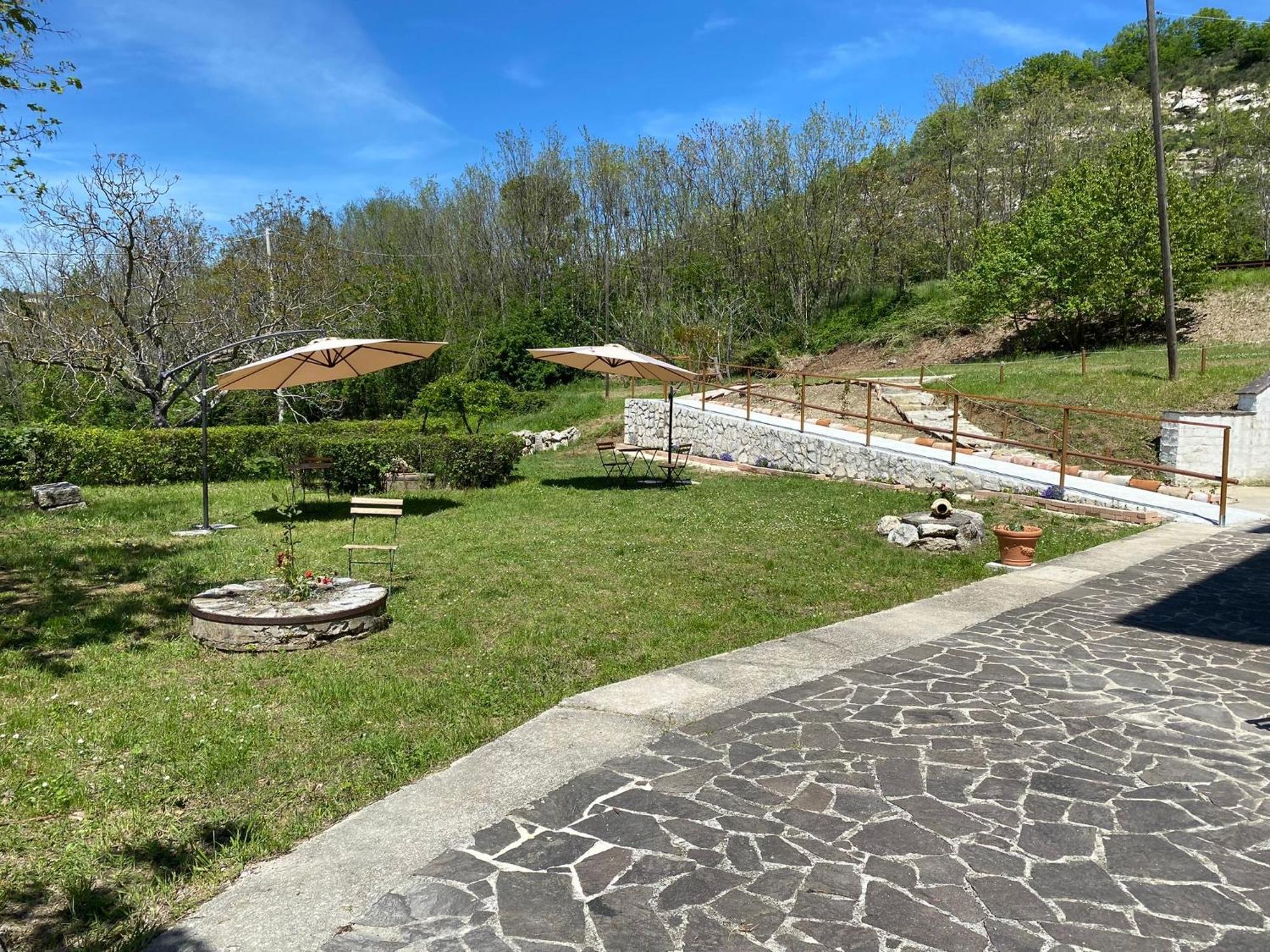 Bed&Breakfast La Ginestra Abbateggio Bagian luar foto