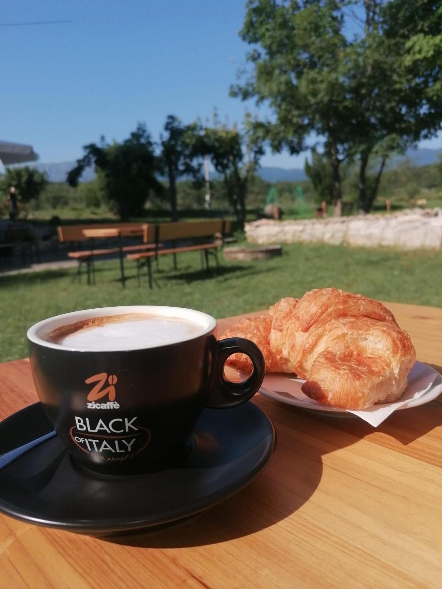 Bed&Breakfast La Ginestra Abbateggio Bagian luar foto